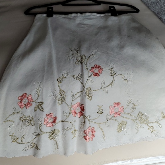 Ann Taylor - cream linen skirt with flower embroidery. Size: 4. - Picture 3 of 5